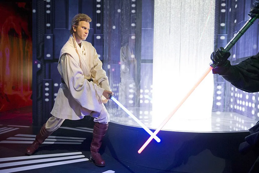 Wax figures of Star Wars characters: Obi Wan Kenobi fighting Darth Maul