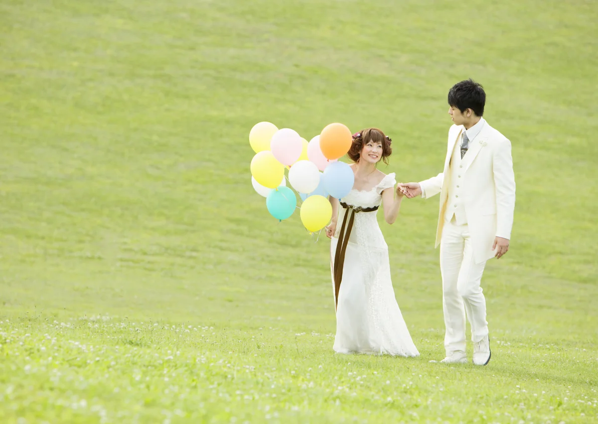 bride carrying a balloon bouquet