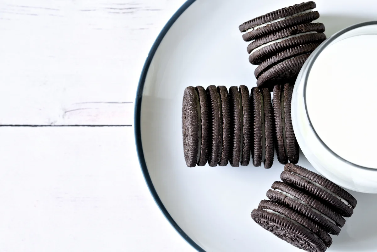 Plate of Oreos with a glass of milk