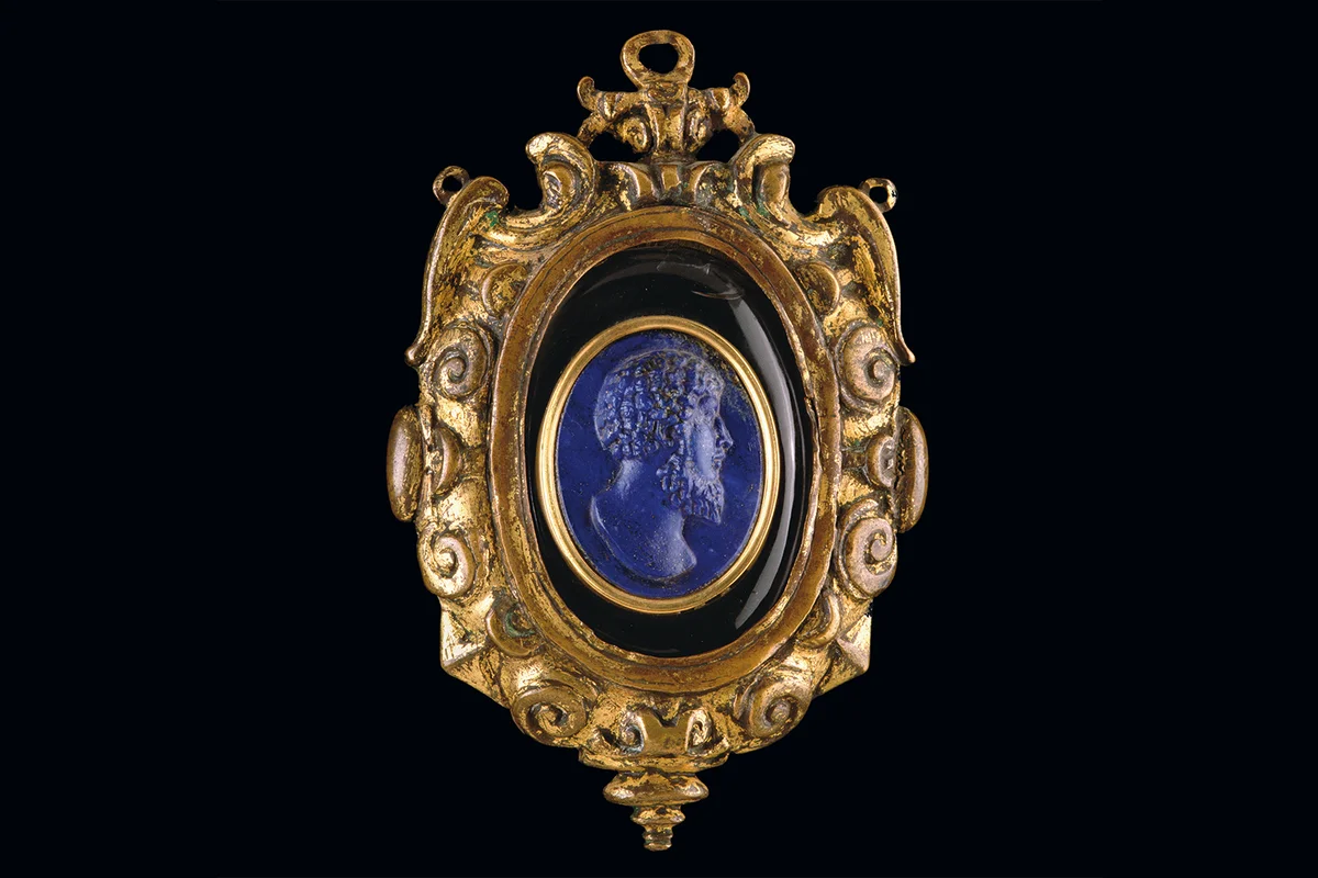 CAMEE OVALE EN LAPIS-LAZULI SCULPTE REPRESENTANT LA TETE DE L'EMPEREUR MARC-AURELE