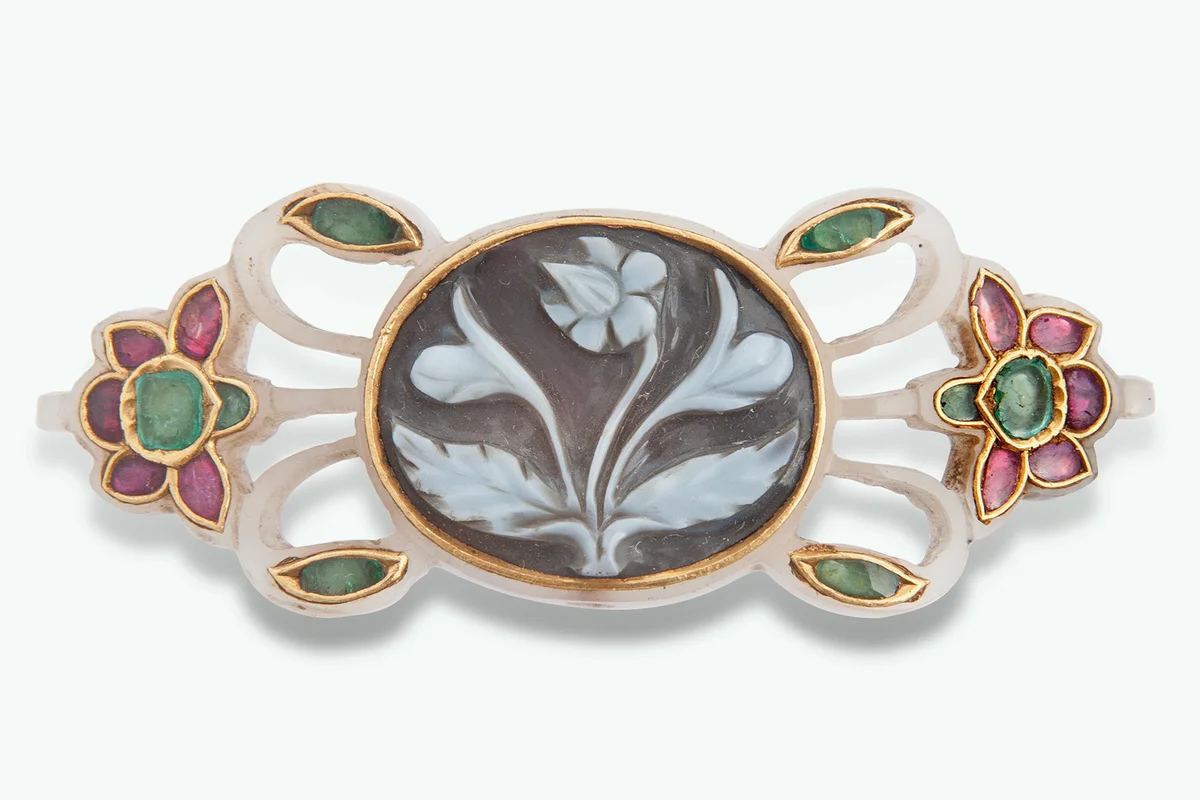A GOLD AND GEMSET JADE PENDANT WITH CAMEO AGATE