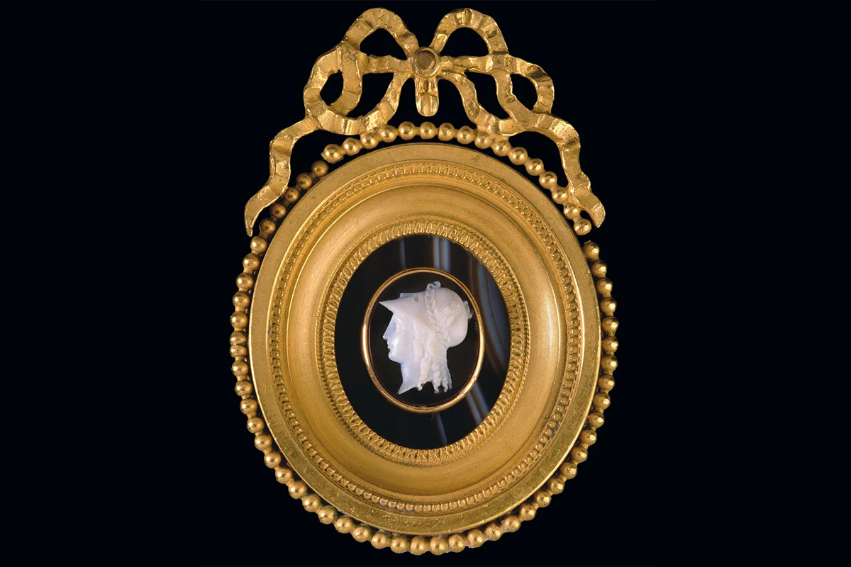 CAMEE OVALE EN ONYX SCULPTE REPRESENTANT LA TETE D'ATHENA