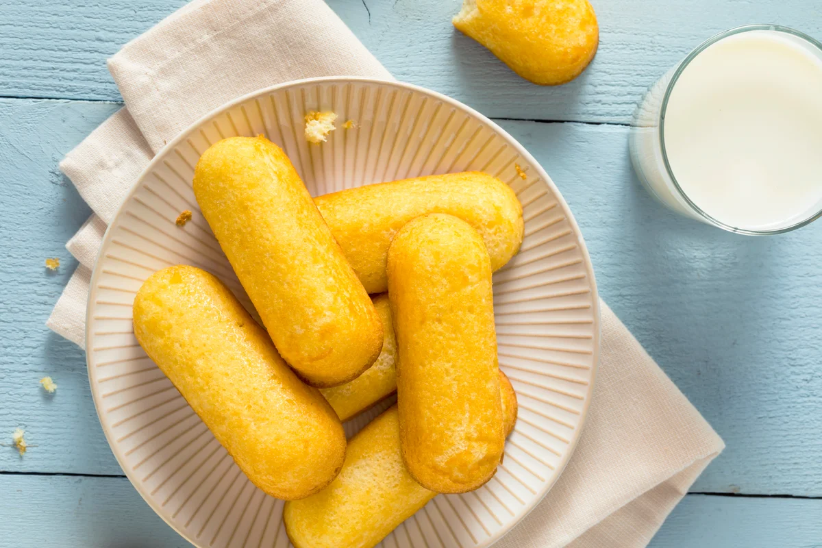 Twinkies on a plate