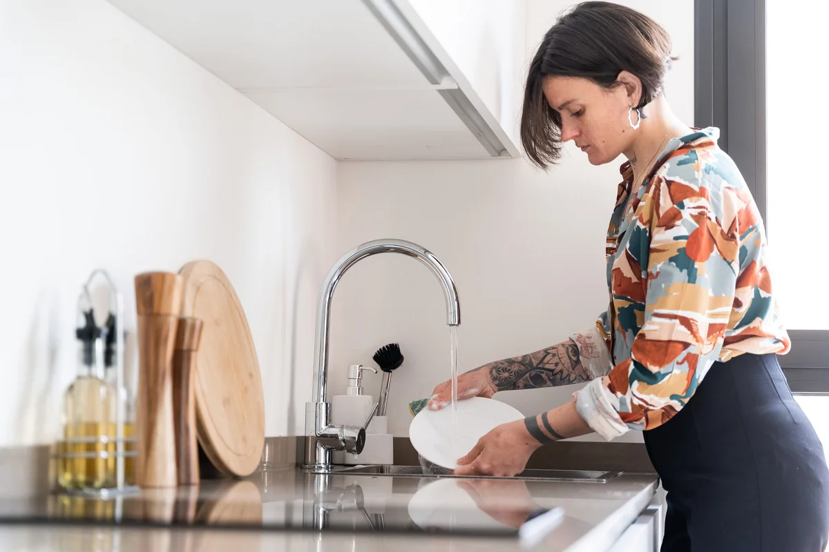 Business woman washing dishes