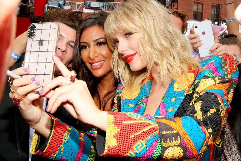 Taylor Swift takes a selfie with a fan during the 2019 MTV Video Music Awards
