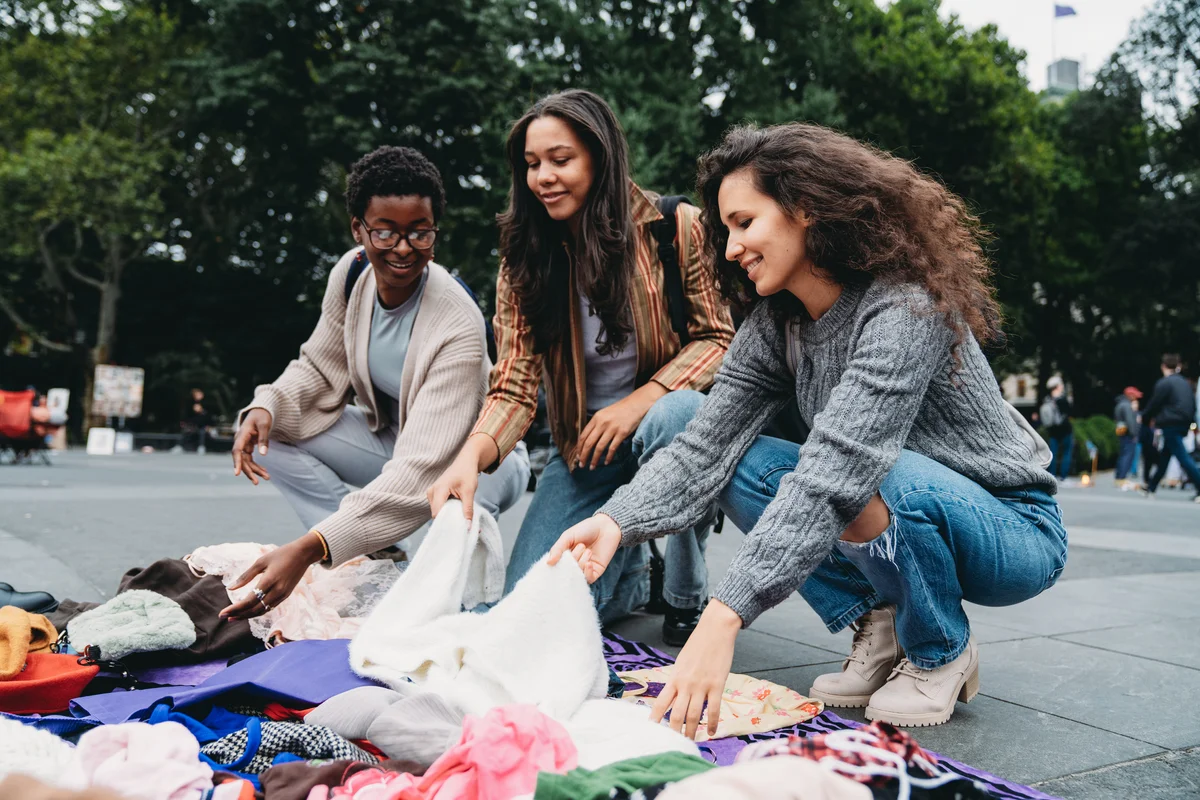 teens yard saling and flea marketing