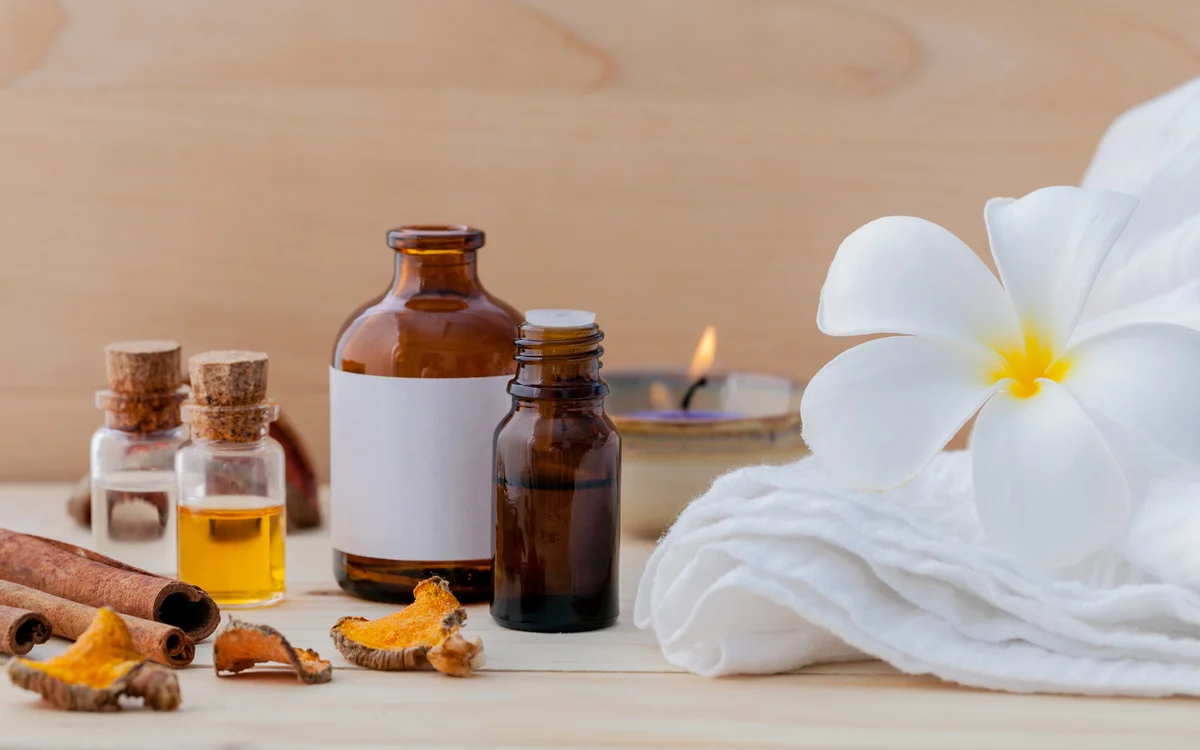 Cinnamon and floral essential oils