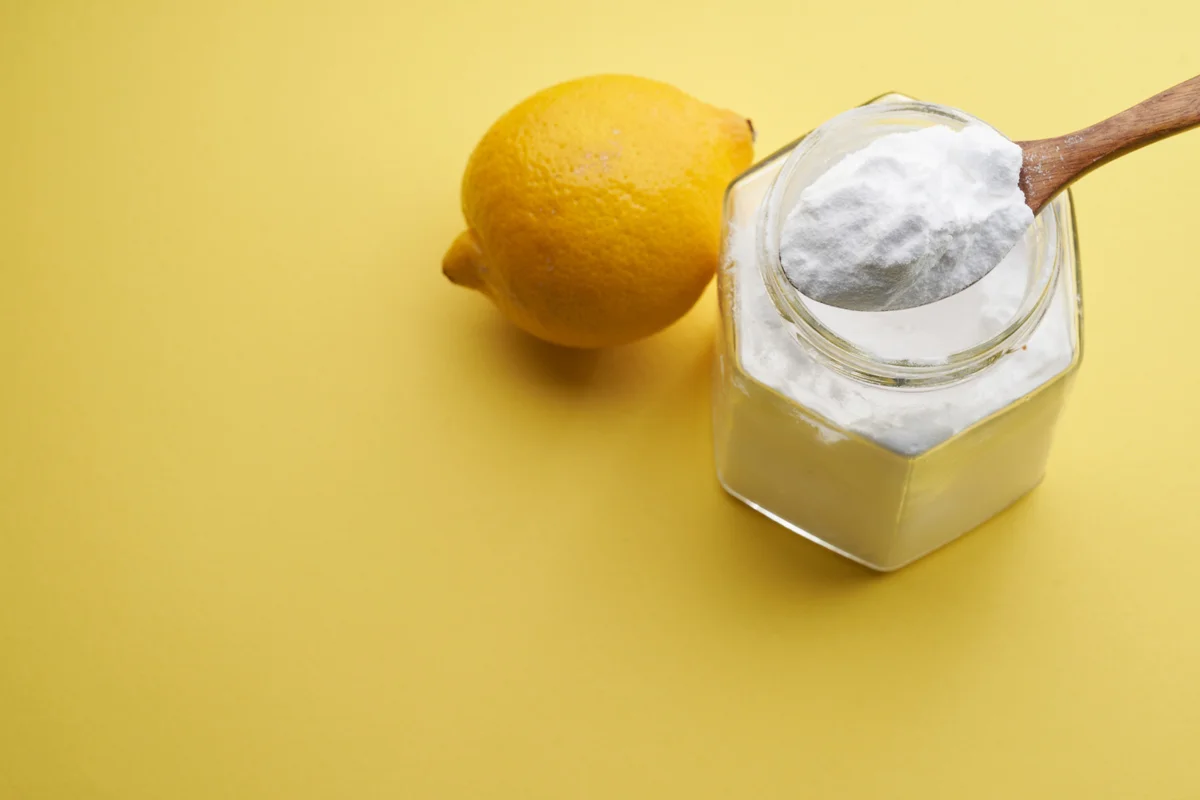 Lemon and a jar of baking soda