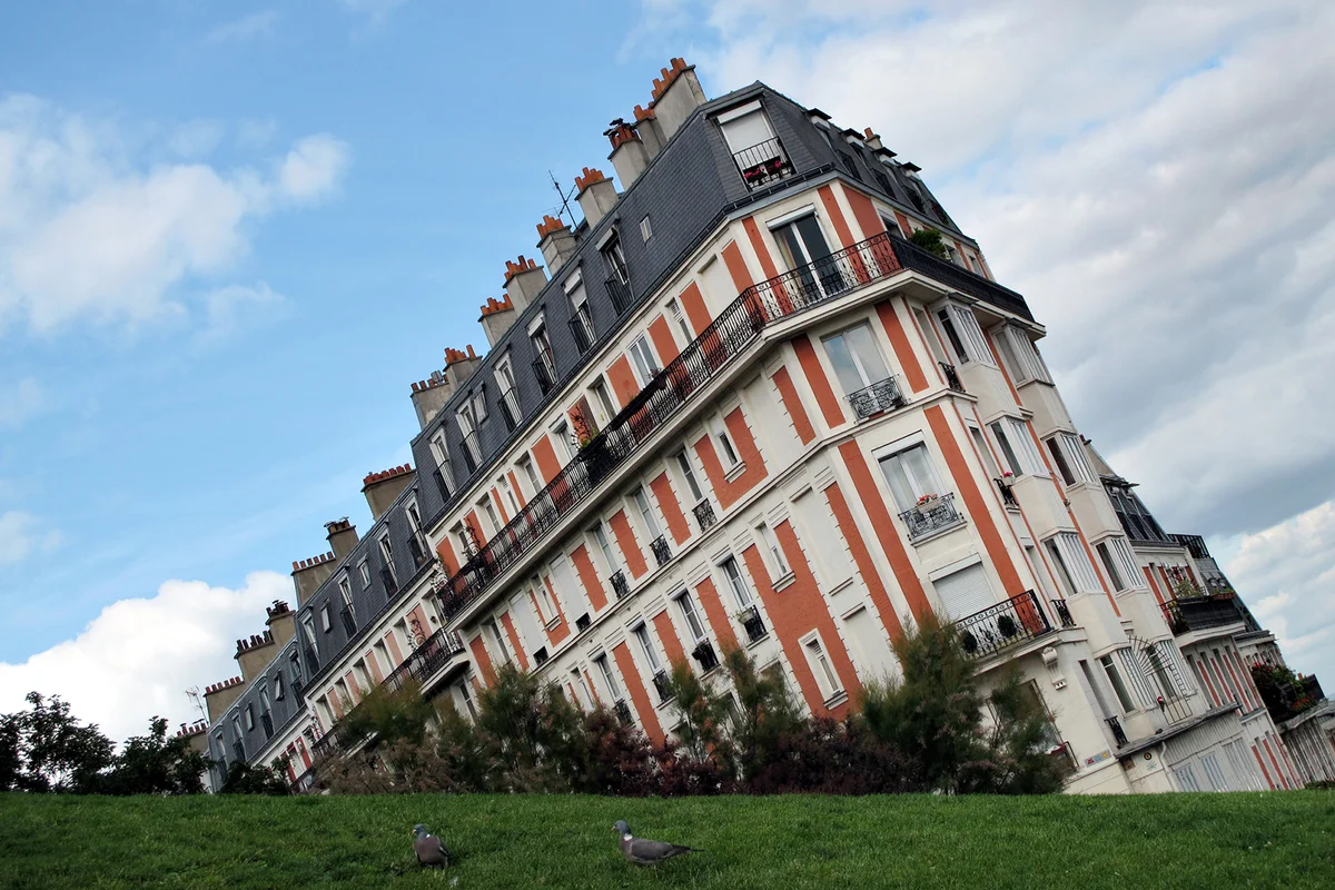 Optical illusion: sinking building in Paris
