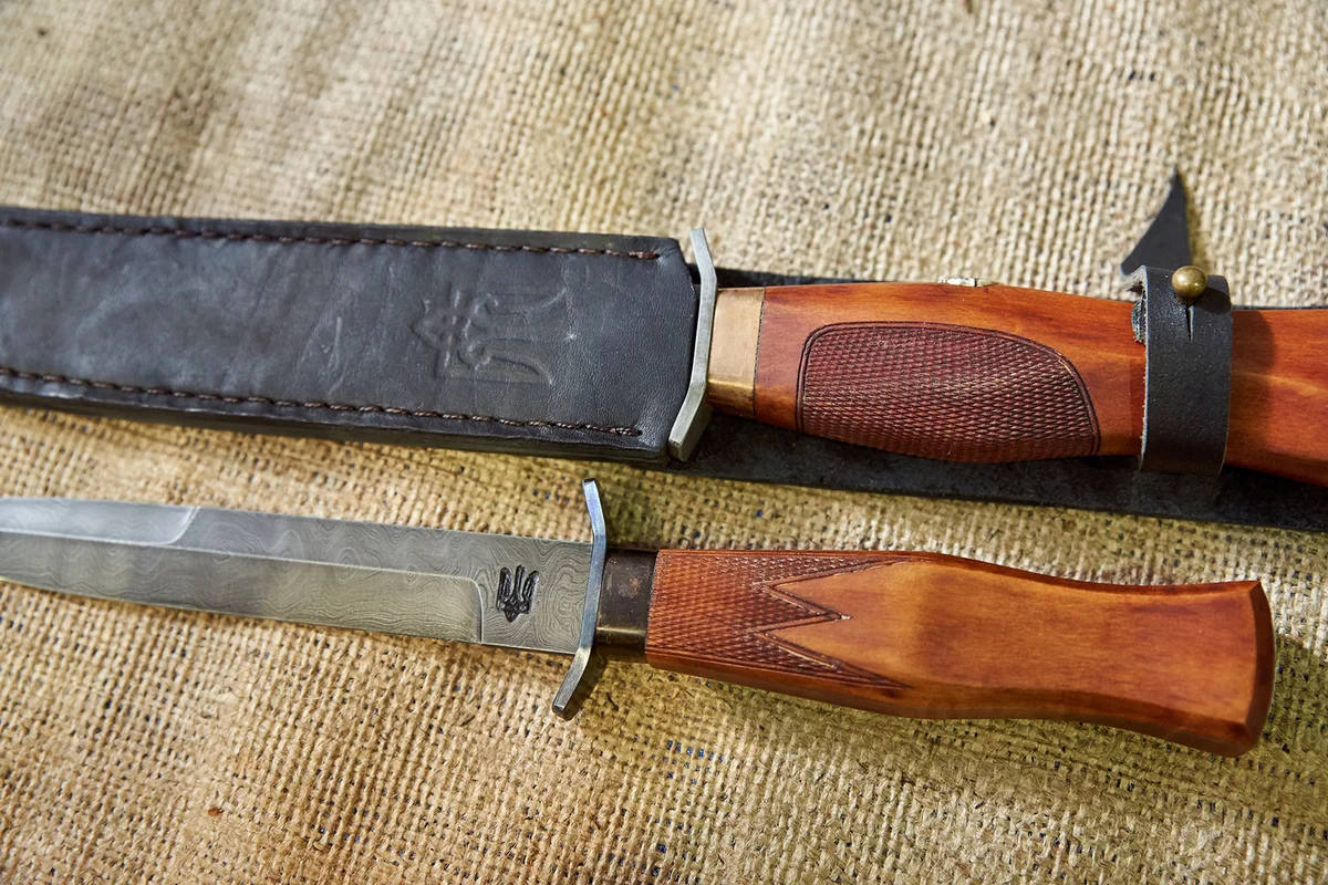 A group of hunting knives with a long blade