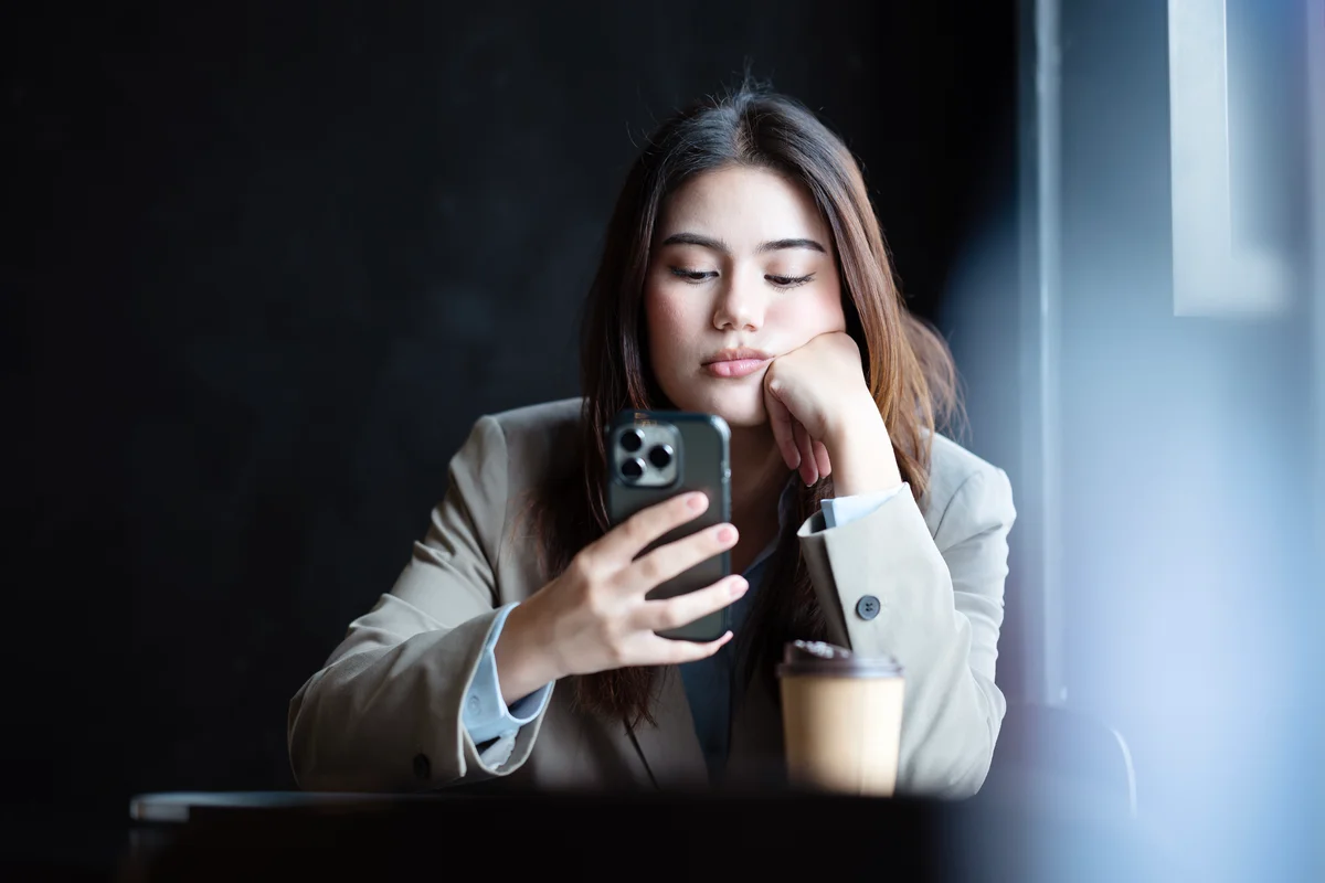woman using her cell phone
