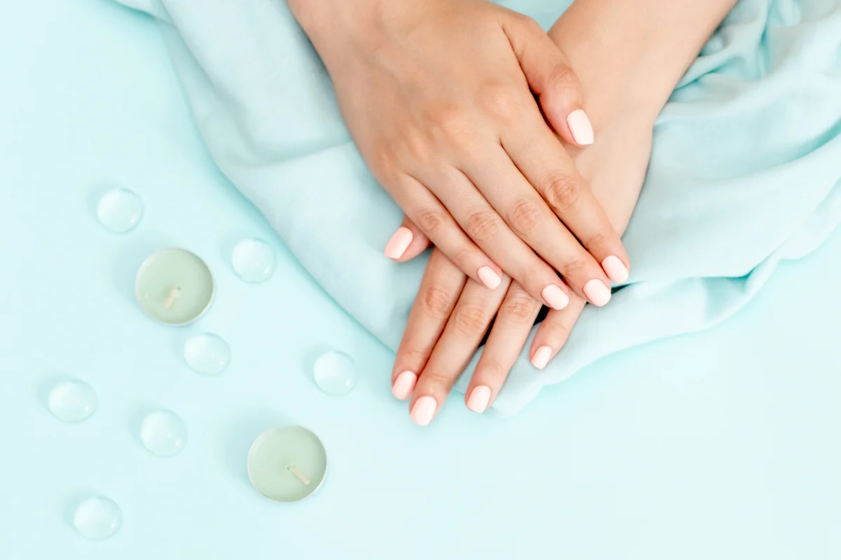 Peach manicure in mint color