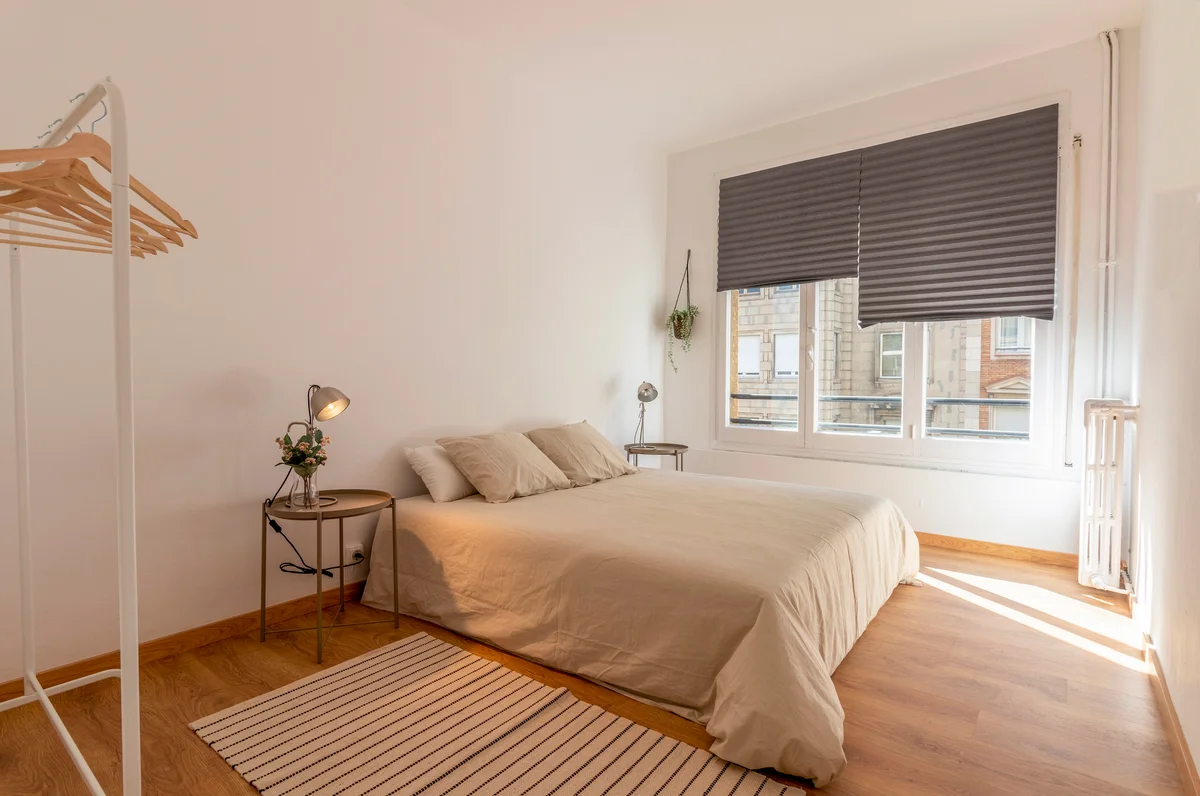 neutral area rug in dorm room