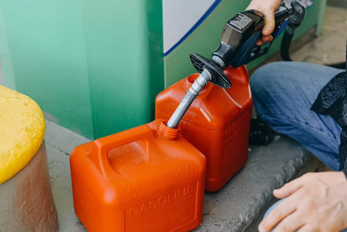 filling gas cans