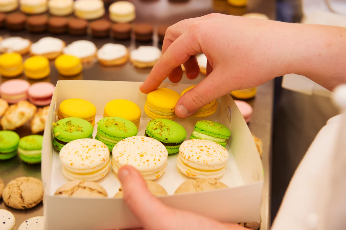 putting macarons into a box