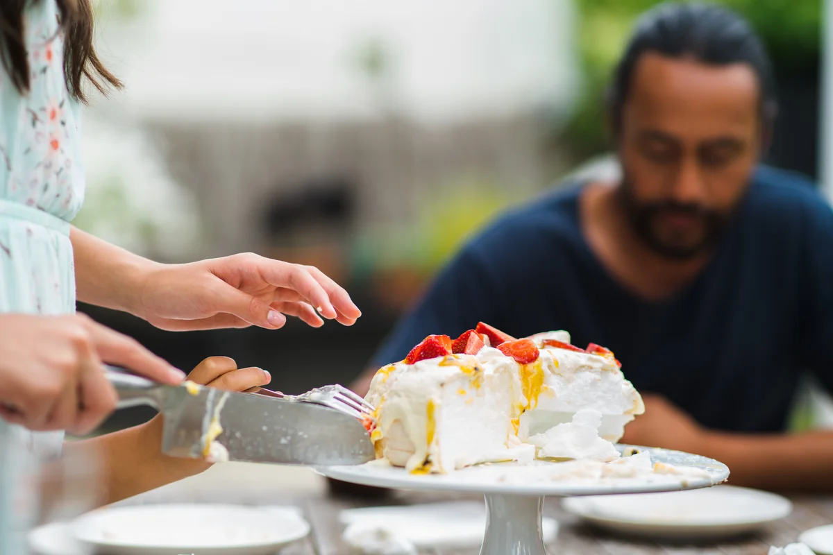 slicing a pavlova