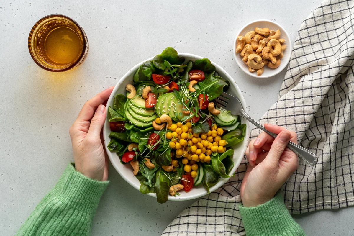 Green salad with cashews and cherry tomatoes
