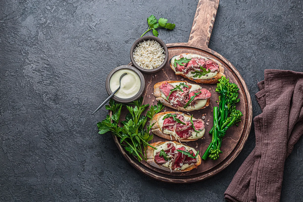 Tapas, pinxtos, party finger food with roast beef