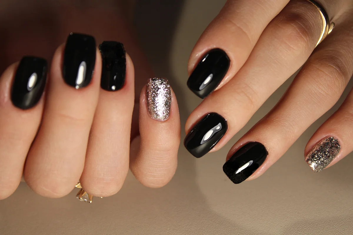 Evening manicure design in black and silver color