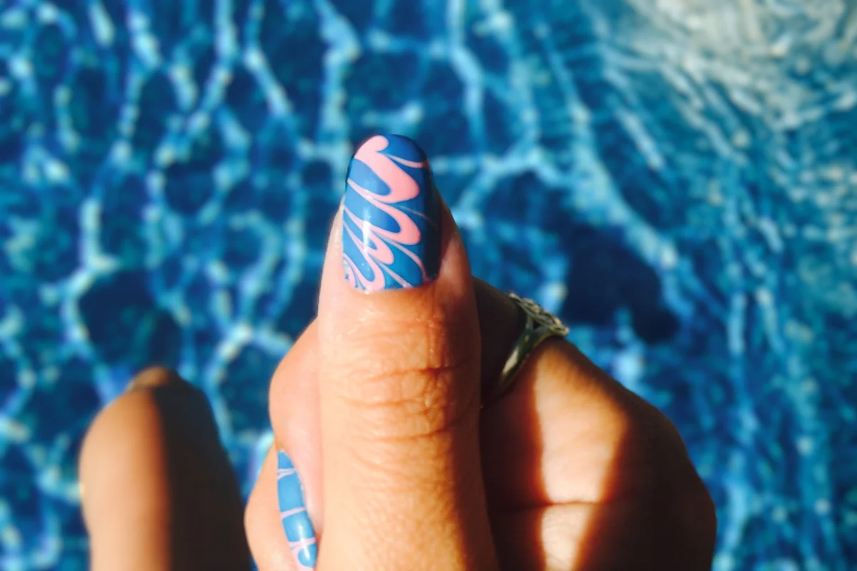 Wave pattern nail art on fingernails