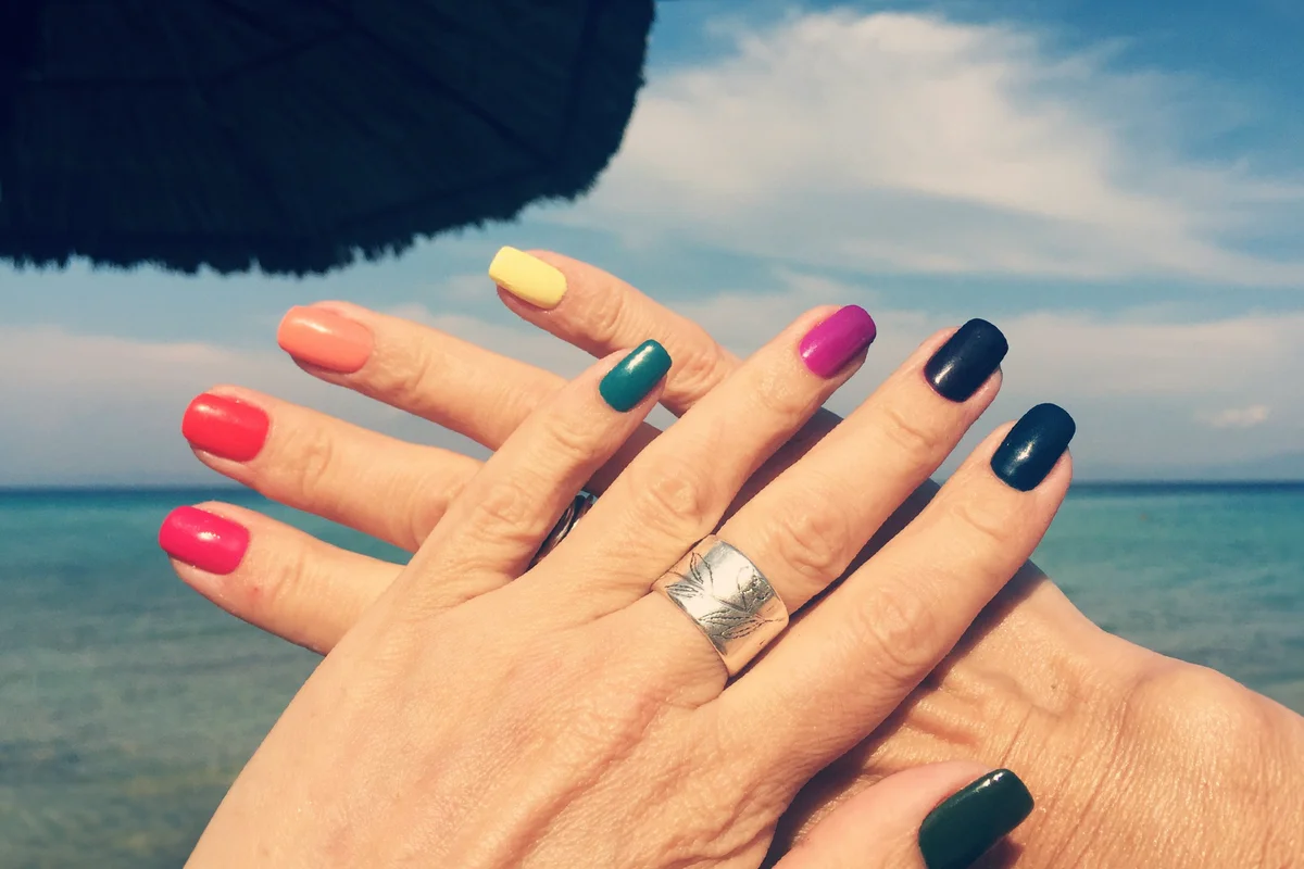 Multicolored women's fingernail