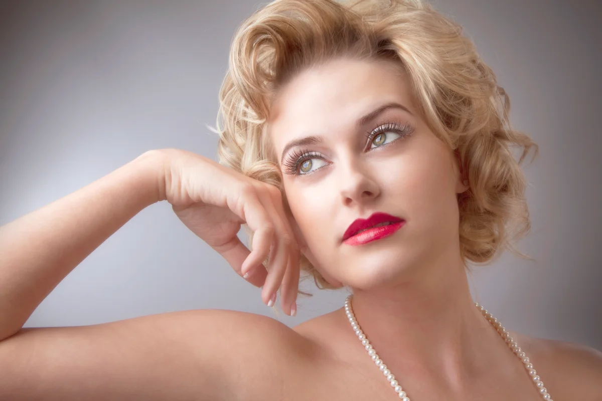 Retro glamor portrait of young beautiful blond woman