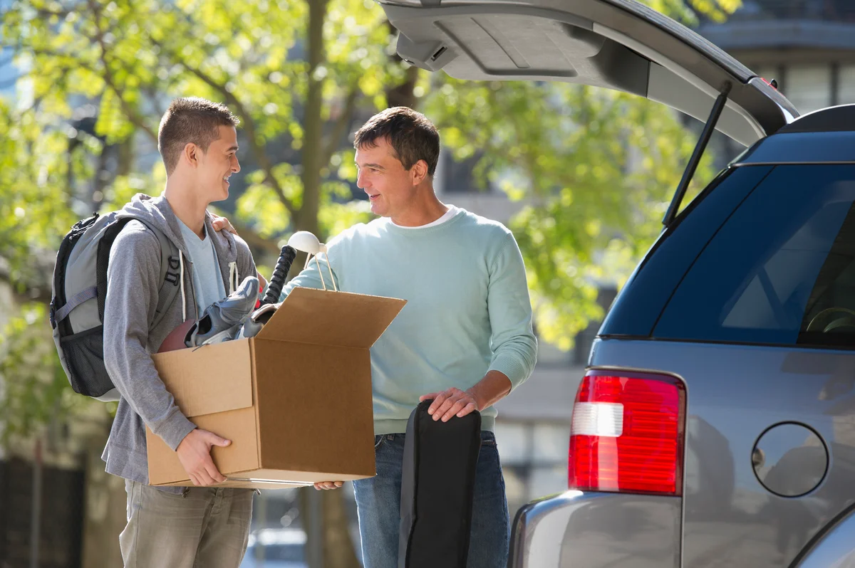 parent helping student move in