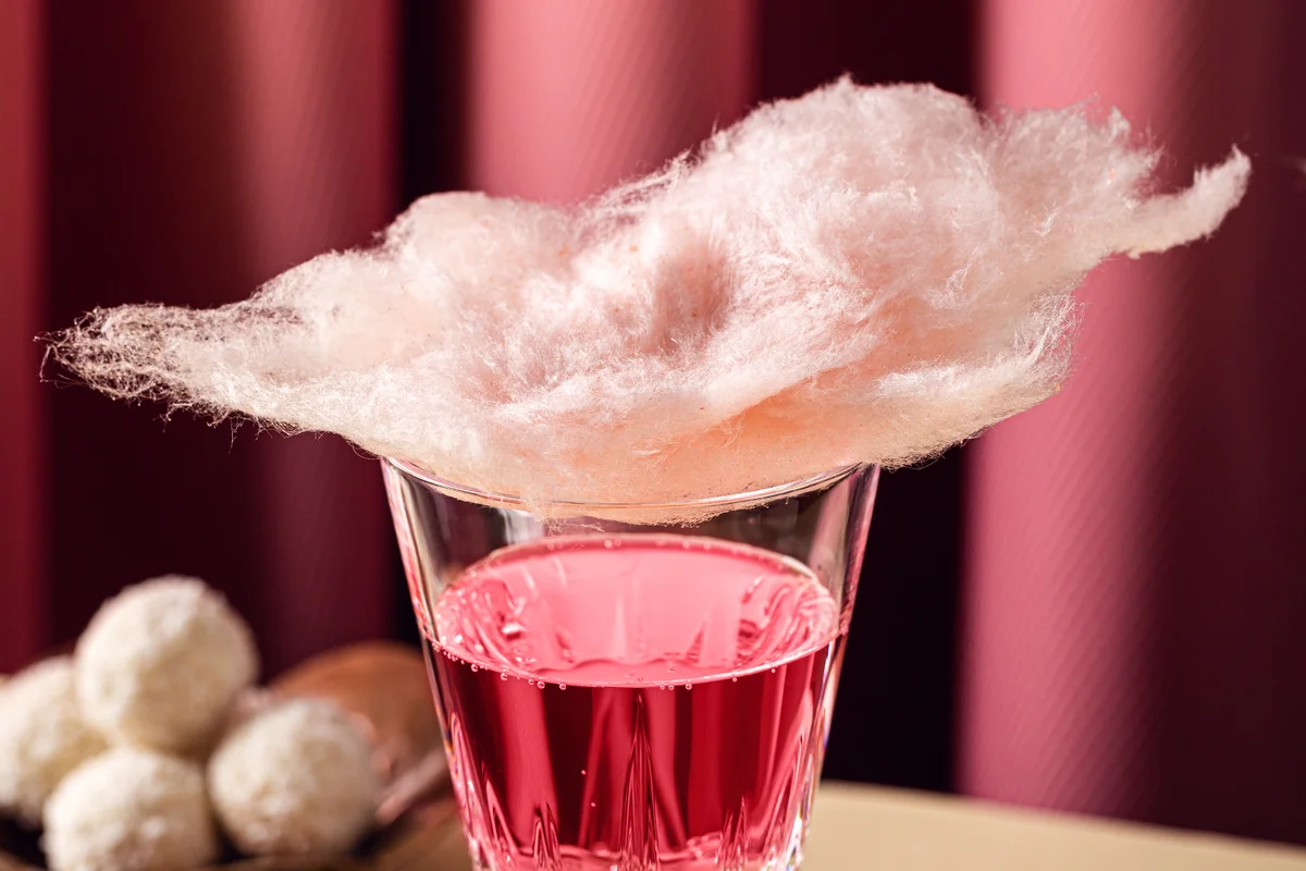 Glasses with tasty cotton candy cocktail