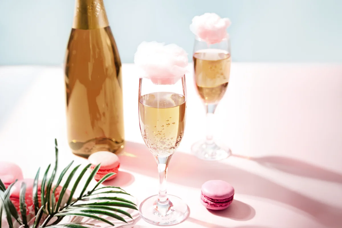 Glasses with sweet cotton candy cocktail