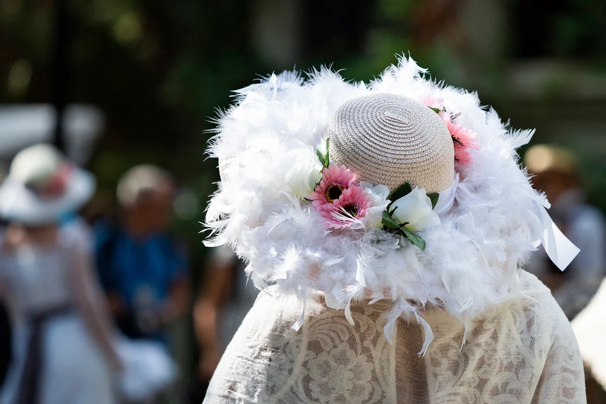 Woman in a modernist period costume with straw hat
