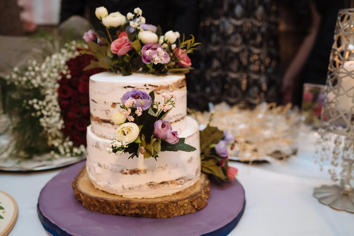 cake with white and brown streeps and decorated with flowers