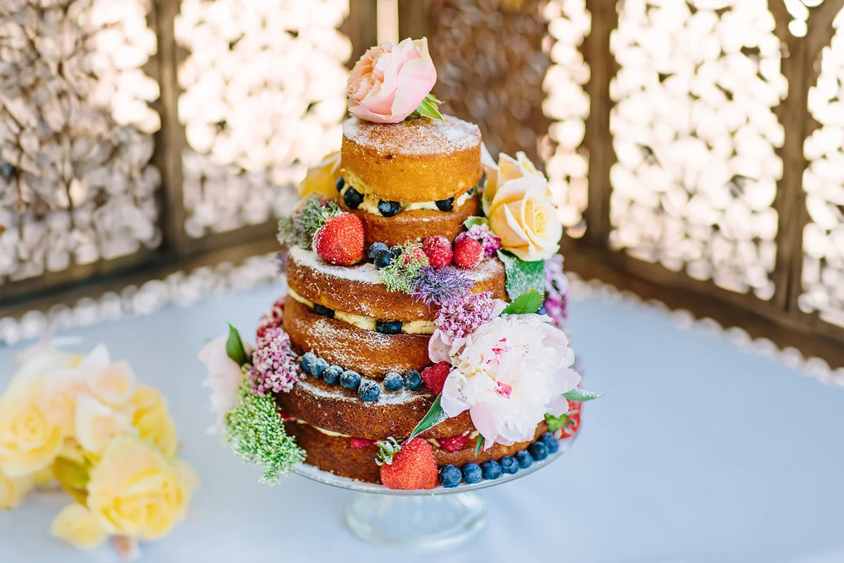 Sponge cake with fruit and flowers