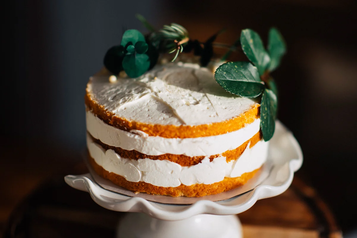 Nude cake