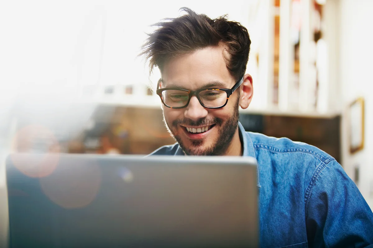 Man using laptop in a coffee shop