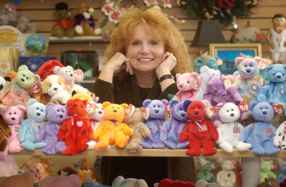 12/10/03--Mitzi Davis owns and opperates Mitzi's Gift Shoppe in the Eastway Village Shopping Center on FM 1960 East Bypass. Much of her inventory consists of Beanie Babies. Photo by Steve Campbell. HOUCHRON CAPTION (12/21/2003): Mitzi Davis succeeded by being a Beanie counter. INSIDE / SMALL BUSINESS.