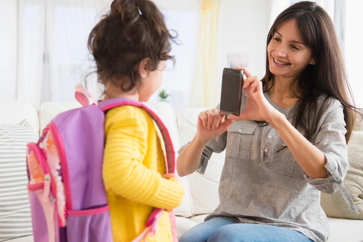 mom taking back to school photo