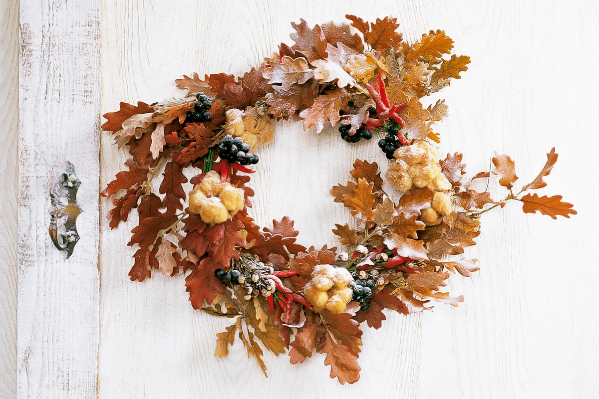 Oak and grape wreath