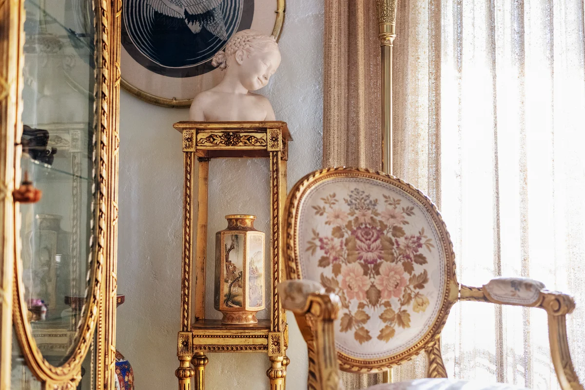 antique art display
