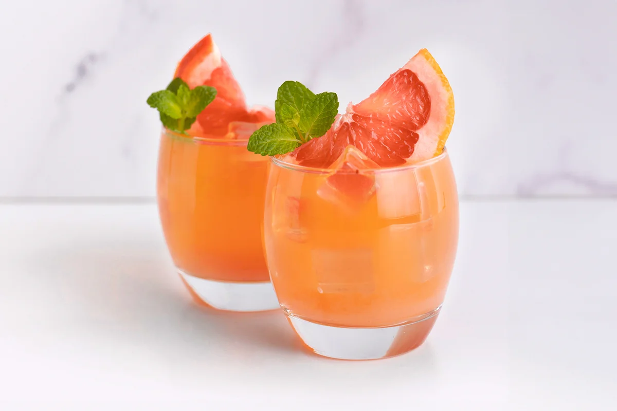 fresh grapefruit summer cocktail, ice, mint