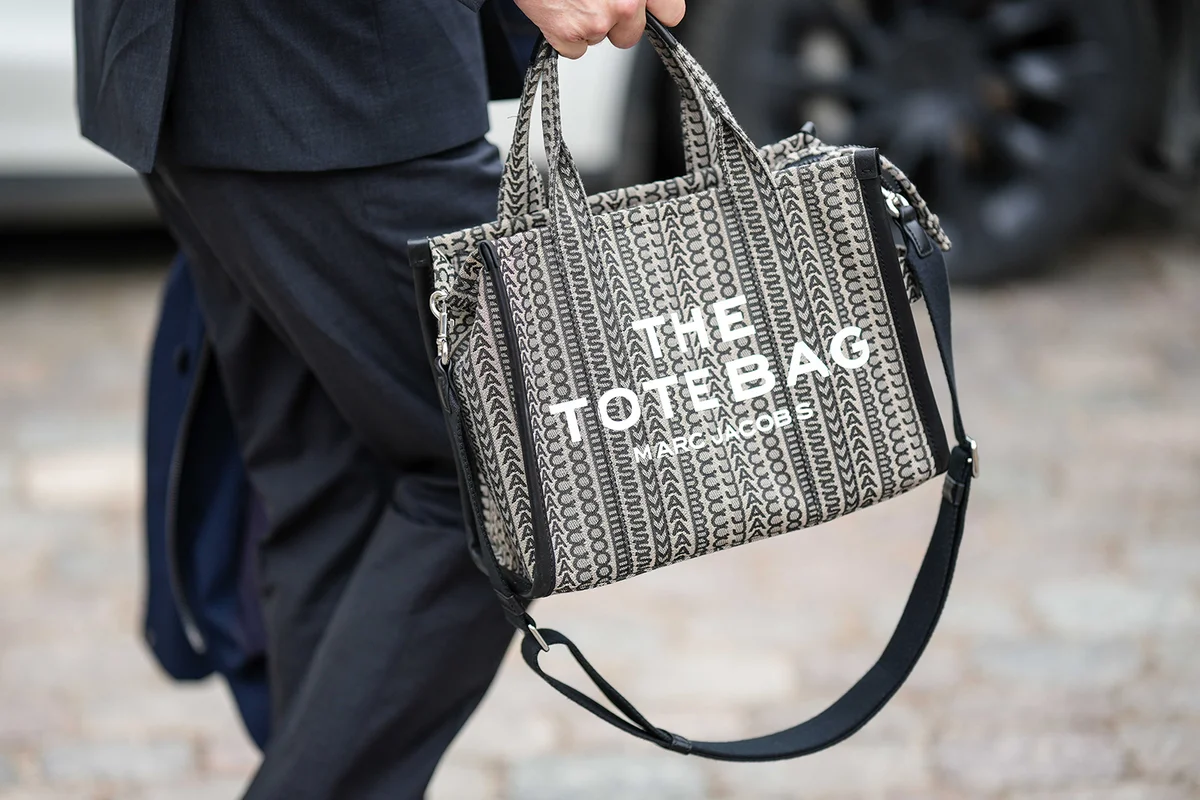 black and white print pattern fabric Tote-Bag handbag from Marc Jacobs - Getty Editorial