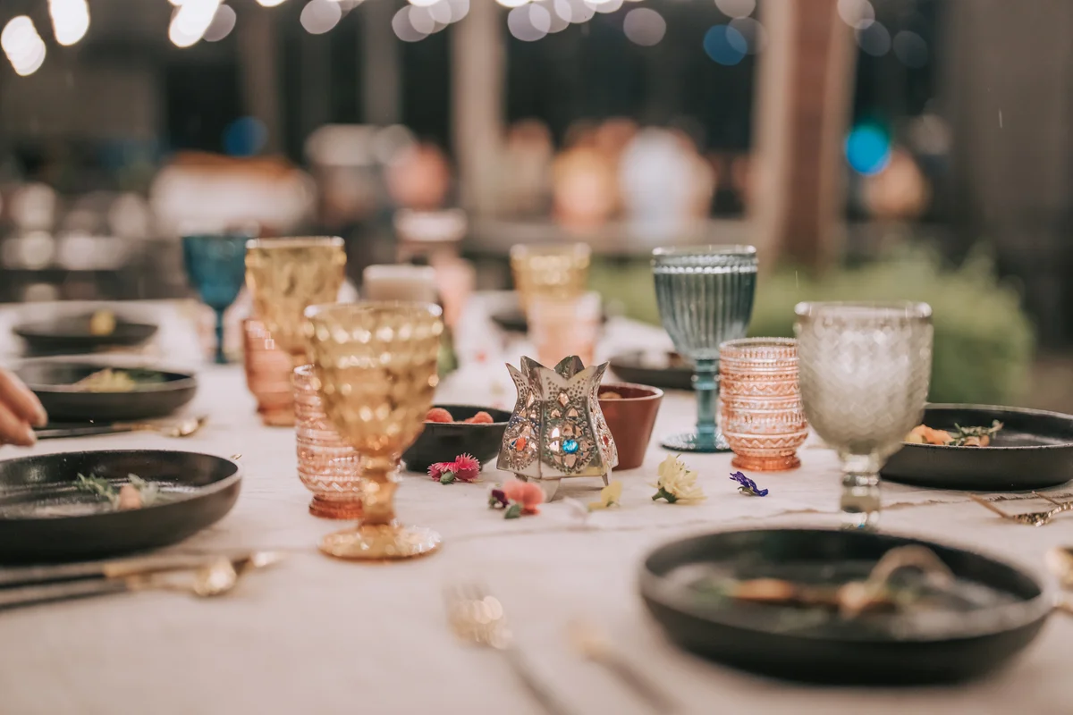 Mix and max dishware at wedding