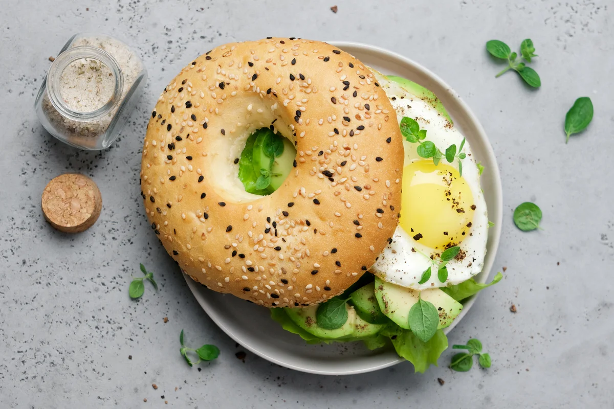 Bagel with avocado & egg