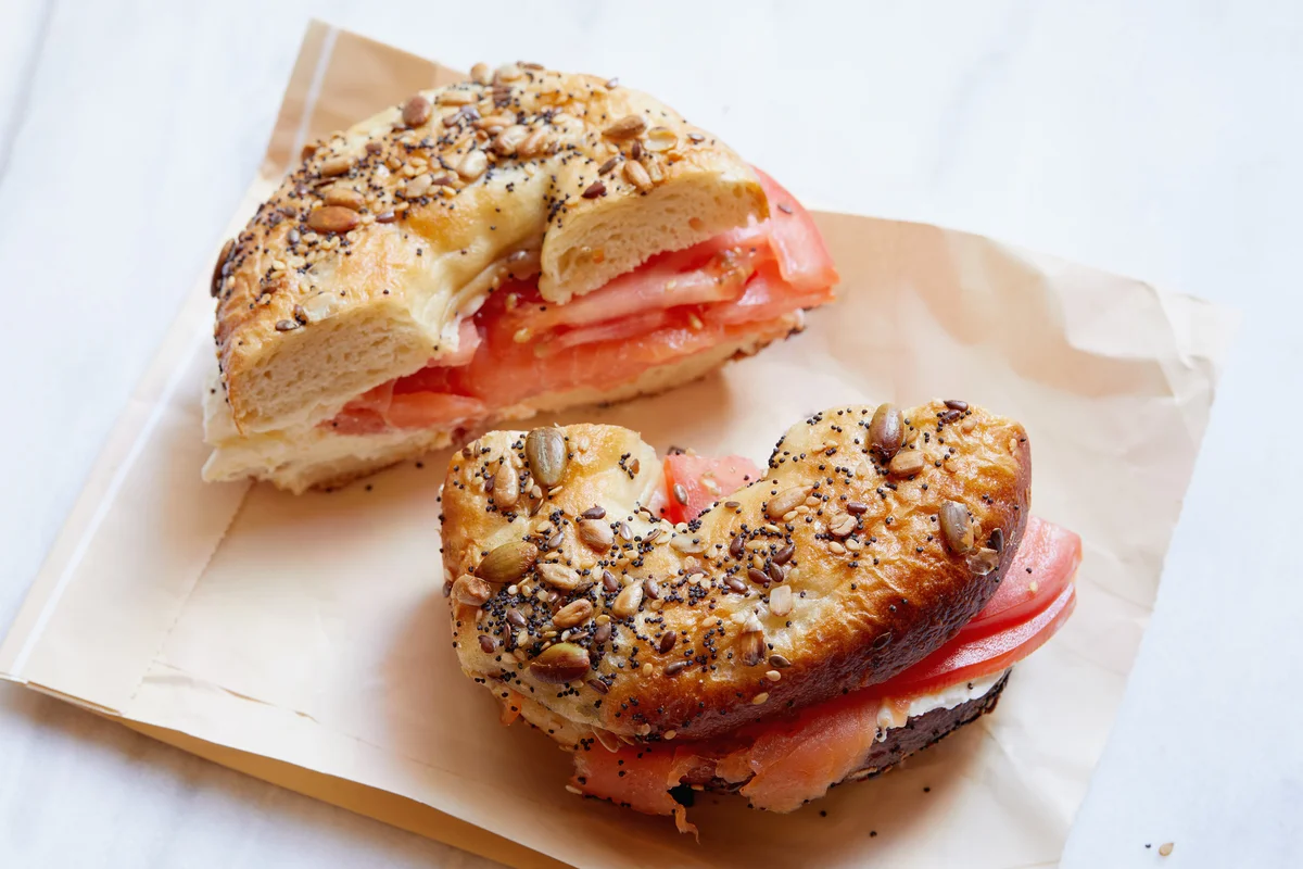 bagel with lox & tomato