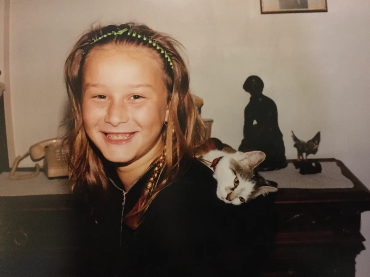 90s teen girl sporting zig zag headband