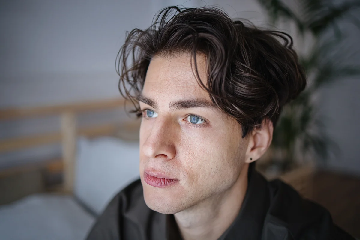 Men's curtain hairstyle
