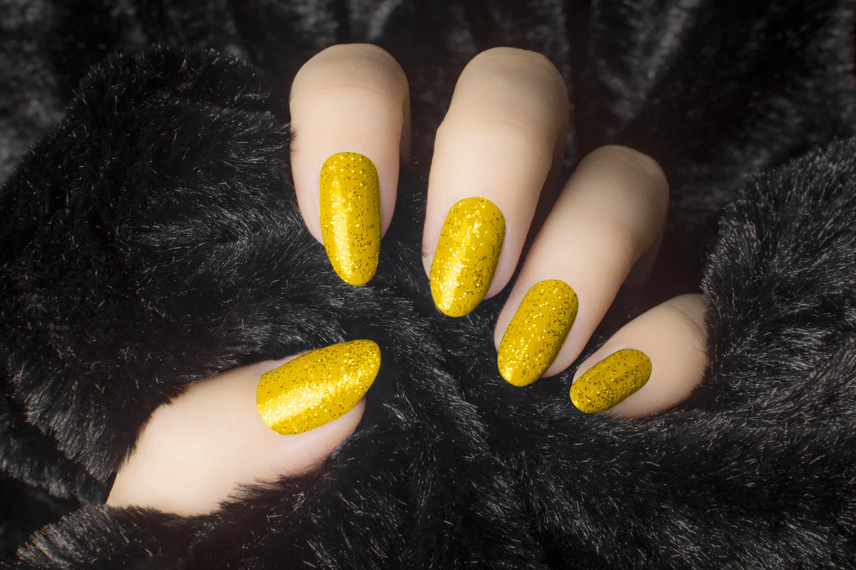Glittered yellow nails manicure