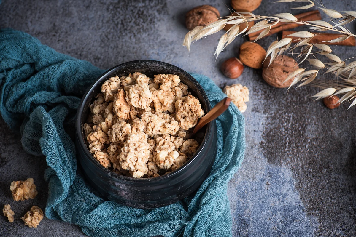 Protein crisp, muesli in a black bowl