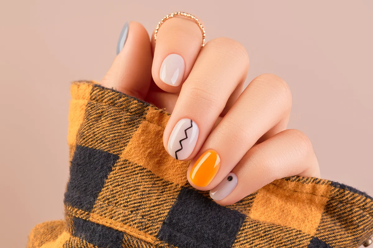 Minimal autumn nail design
