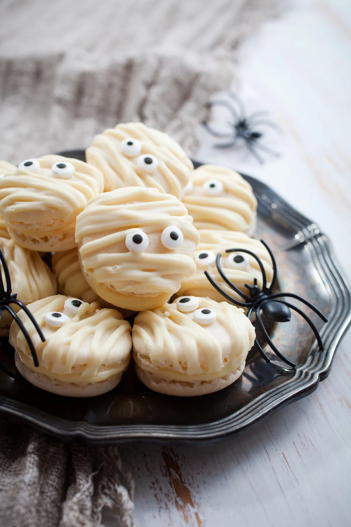 spooky mummy halloween cookies