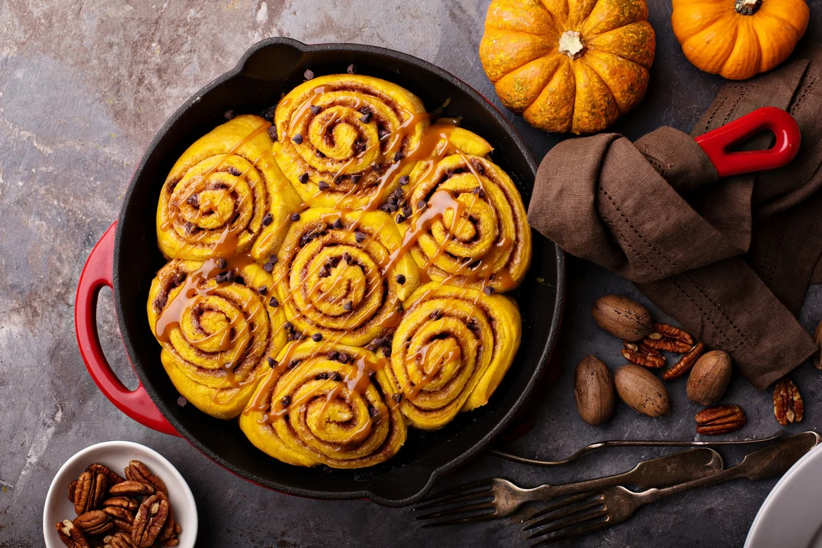 Halloween pumpkin cinnamon buns